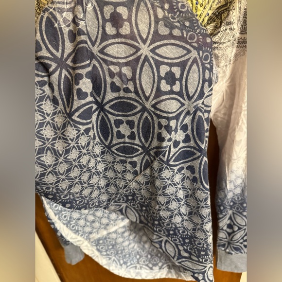 Gently used condition, lightweight bohemian style long sleeve hooded tee - Picture 8 of 17